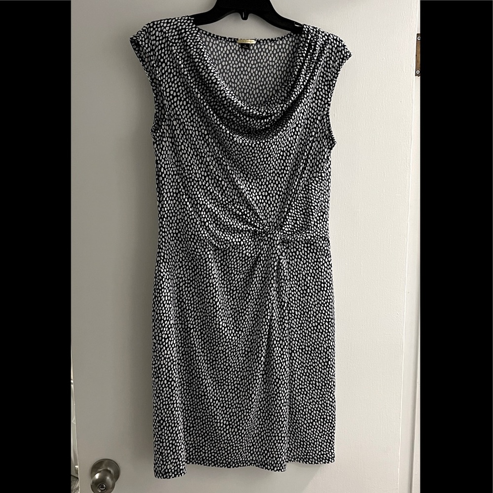 Flattering Blue and White Tear Drop dress by Dana Buchman - Size M